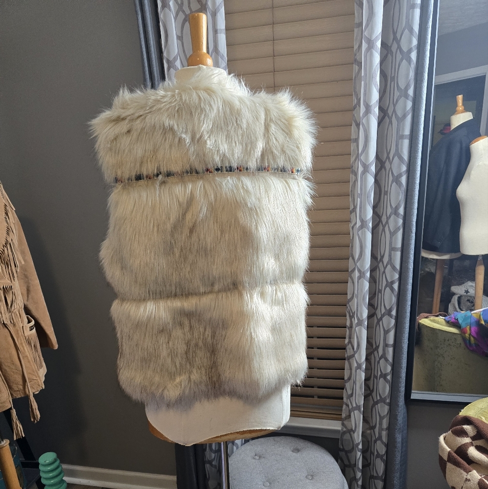Western Style Luxe Faux Fur Vest - Picture 4 of 6